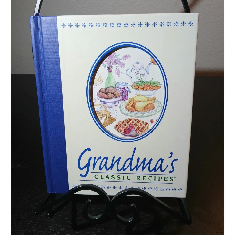 Grandma's Classic Recipes  2000‎ Hard Cover -126 pages Cooking, Baking #B56